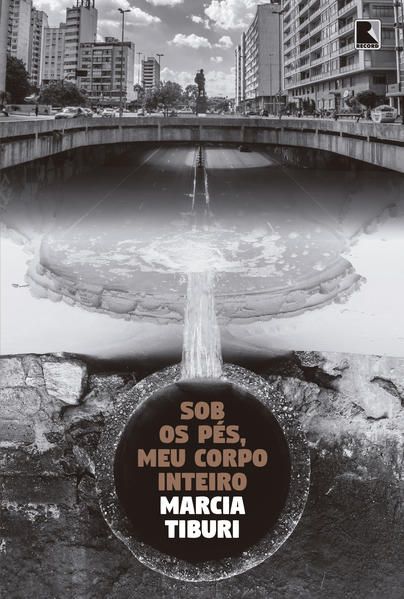 SOB OS PÉS, MEU CORPO INTEIRO