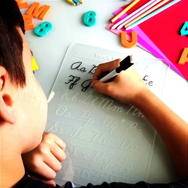 Alfabeto Educativo para Aprender a Escrever – Letras Bastão e Cursiva Reutilizável em Acrílico | LevCut Decor