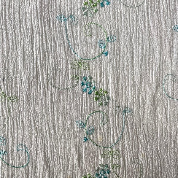 CREPE DE ALGODÃO BORDADO (BRANCO COM BORDADO AZUL E VERDE)