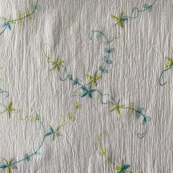 CREPE DE ALGODÃO BORDADO (BRANCO COM BORDA AZUL E AMARELO)