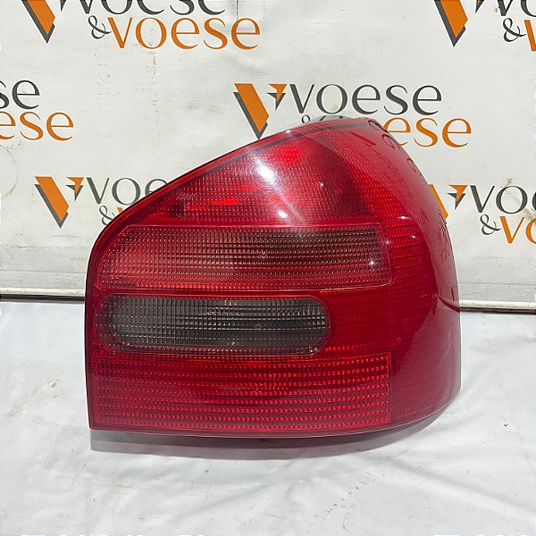 LANTERNA TRASEIRA DIREITA AUDI A3 2000 FUMÊ ORIGINAL CODIGO AUDI 8L0945096