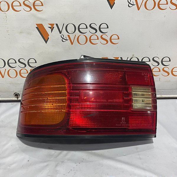 LANTERNA TRASEIRA ESQUERDA MAZDA PROTEGE 323 1990 ORIGINAL CODIGO MAZDA 22061600l ( POSSUI AVARIAS )