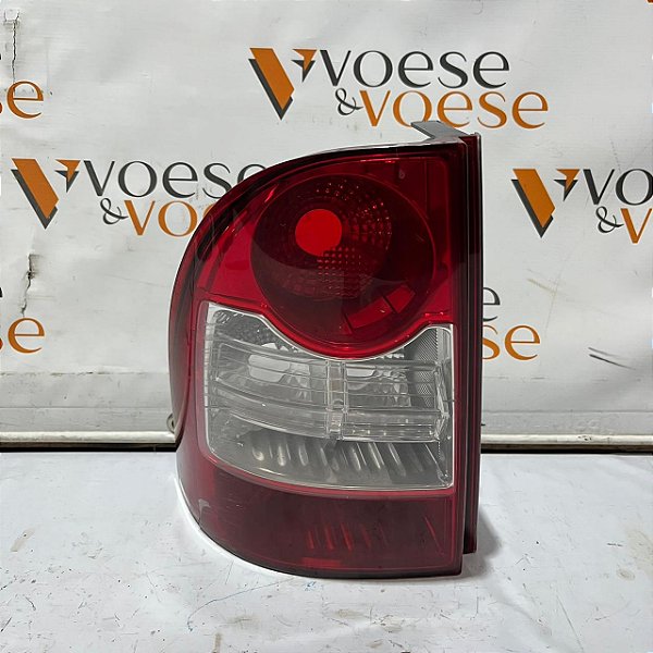 LANTERNA TRASEIRA ESQUERDA FIAT STRADA 2010 ORIGINAL FIAT 51797165 (POSSUI AVARIAS)