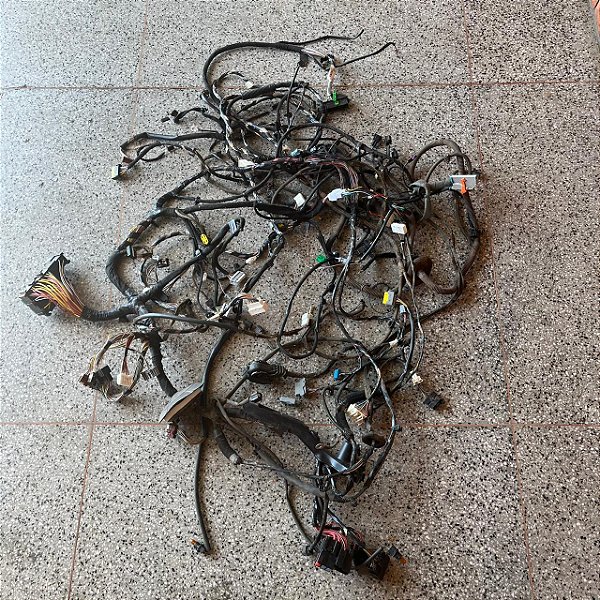 CAIXA FUSÍVEL COM CHICOTE RENAULT DUSTER OROCH 1.6 16V 2020 MANUAL CODIGO RENAULT ( CHICOTE CARROCERIA )