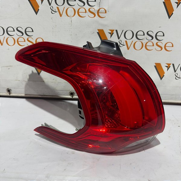 LANTERNA TRASEIRA ESQUERDA PEUGEOT 2008 GRIFFE 2017 ORIGINAL CODIGO PEUGEOT 9808158480 (POSSUI AVARIAS)