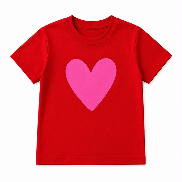 Camiseta vermelha com coração rosa