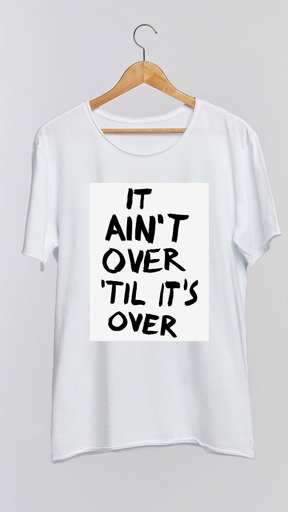 Camiseta IT AIN'T OVER 'TIL IT'S OVER - 100% algodão corte a fio branca