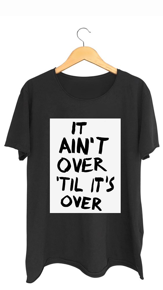 Camiseta IT AIN'T OVER 'TIL IT'S OVER - 100% algodão corte a fio preta