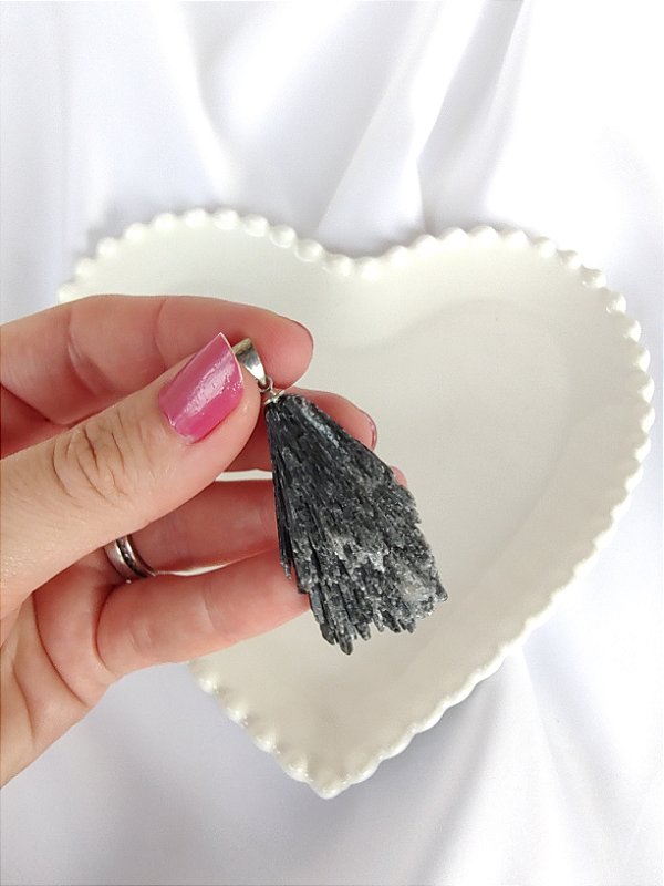 Pingente Pedra Bruta Cianita Negra(vassoura de bruxa) - Proteção, elimina medos e bloqueios