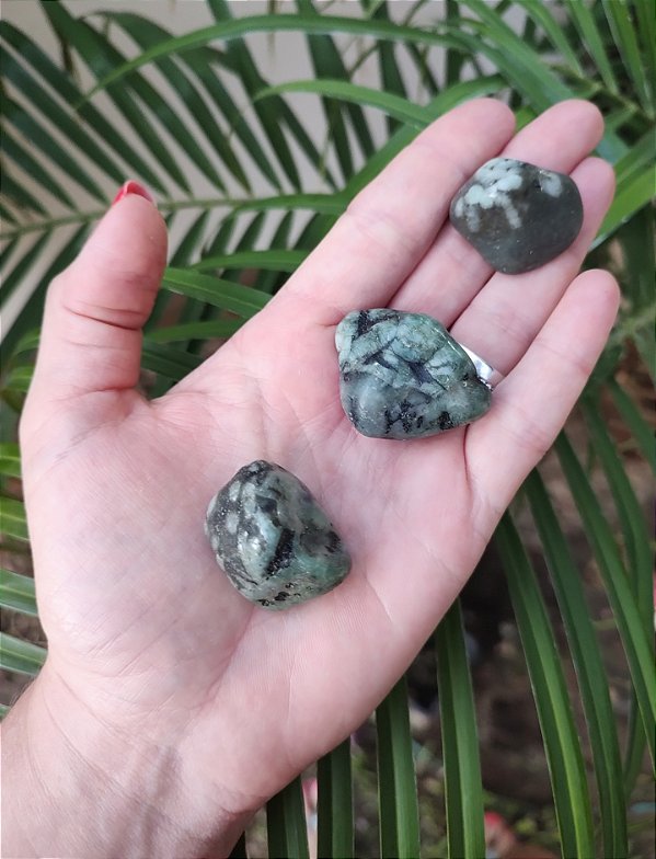 Pedra Rolada Esmeralda - Desperta a beleza e melhora relacionamentos