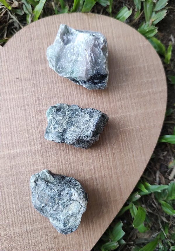 Pedra Bruta Esmeralda -Desperta a beleza e melhora relacionamentos