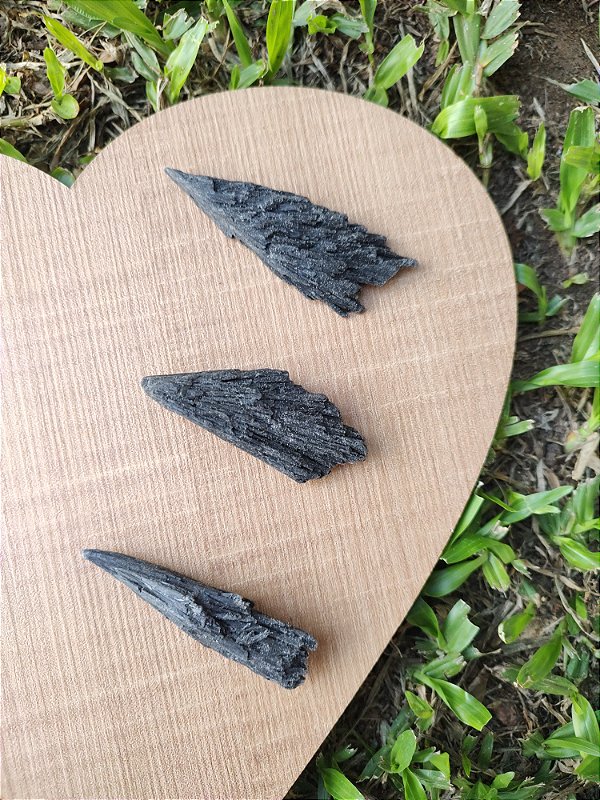 Pedra Bruta Cianita Negra - Proteção e Limpeza Energia densa