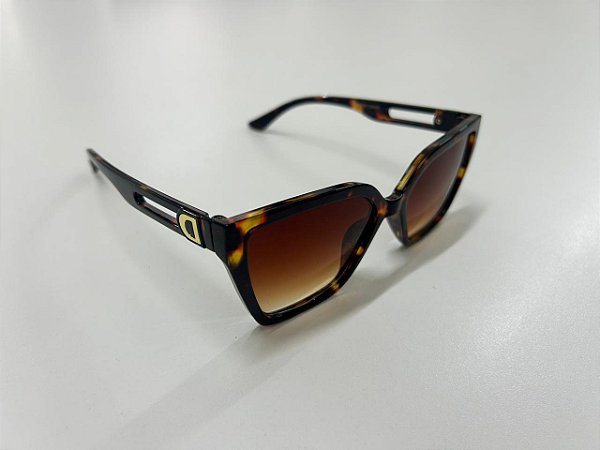 Óculos Cat-Eye Tartaruga com Lentes Degradê e Detalhe Metálico
