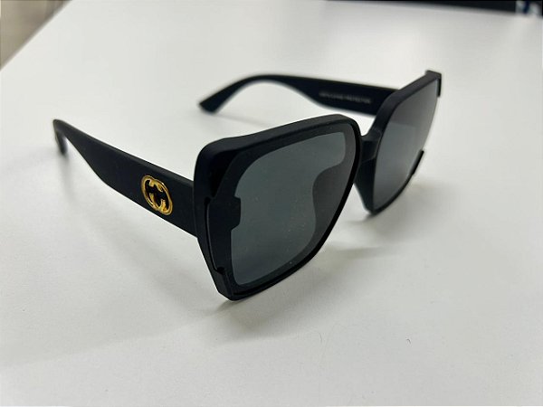 Óculos Oversized Preto Fosco com Logotipo Dourado