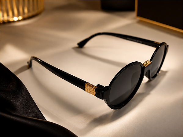 Óculos Oval "Cat-Eye" Preto com Detalhes em Ouro Texturizado