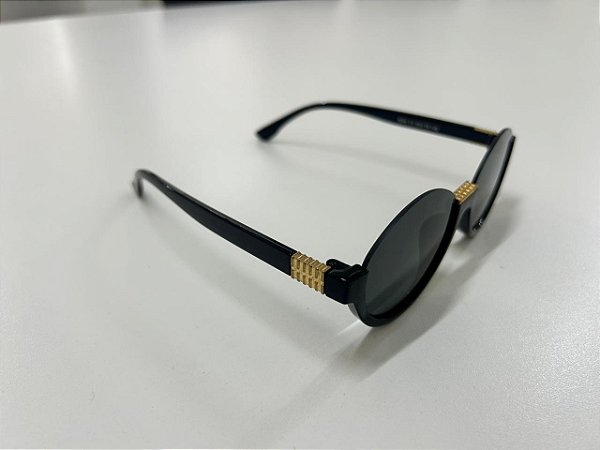 Óculos Oval "Cat-Eye" Preto com Detalhes em Ouro Texturizado