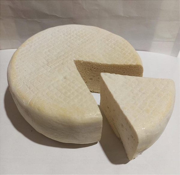 Queijo Minas Meia cura cortado com fatia artificial para decoração.