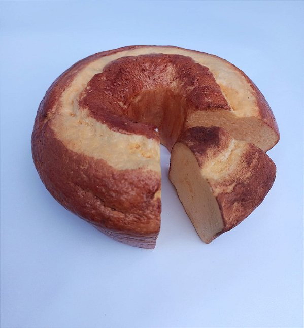 Bolo Caseiro Cortado artificial para decoração.