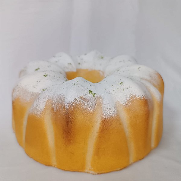 Bolo Geométrico com cobertura artificial para decoração.