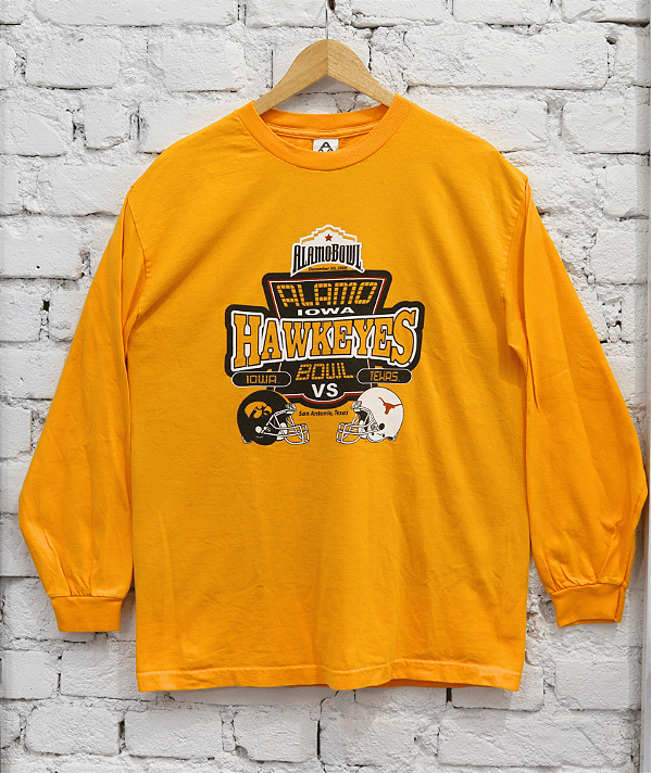 AAA - Camiseta Manga Longa Alamo Bowl Hawkeys "Amarelo" -VINTAGE-