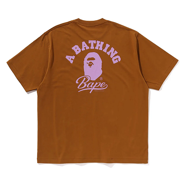 BAPE - Camiseta Cursive College Logo Relaxed Fit "Marrom/Rosa" -NOVO-