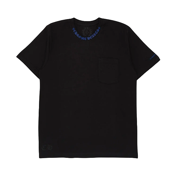 CHROME HEARTS - Camiseta Neck Logo Pocket "Preto/Azul" -NOVO-