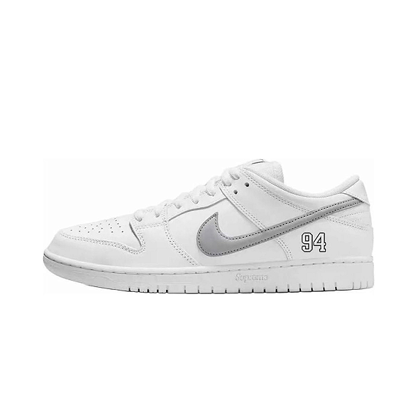 NIKE x SUPREME - SB Dunk Low "94 White Metallic Silver" (37,5 BR / 6,5 US) -NOVO-