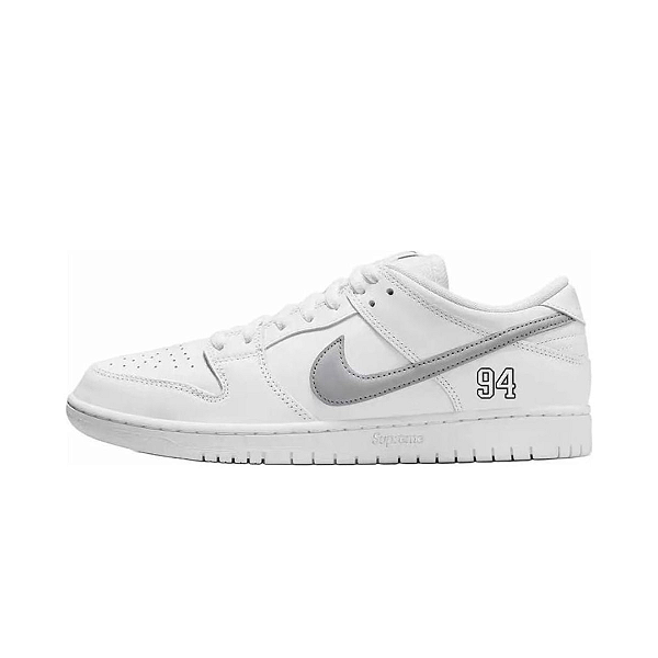 NIKE x SUPREME - SB Dunk Low 94 "White Metallic Silver" -NOVO-