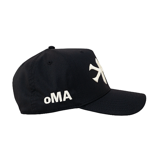 OMA DESIGN STUDIOS - Boné NY Side Curved Brim "Preto/Creme" -NOVO-
