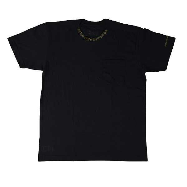 CHROME HEARTS - Camiseta Neck Logo Pocket "Preto/Amarelo" -NOVO-