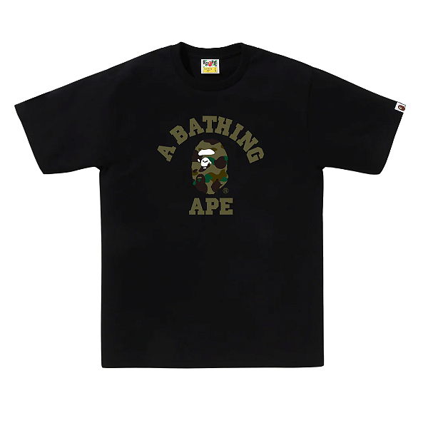 BAPE - Camiseta 1st Camo College "Preto/Verde" -NOVO-