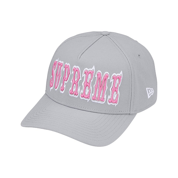 SUPREME X NEW ERA - Boné Gothic Outline Adjustable SS26 "Cinza" -NOVO-