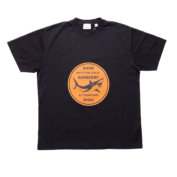 BURBERRY - Camiseta Shark Graphic "Preto" -NOVO-