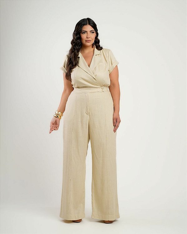 Macacão Alfaiataria Bege Quality Moda Plus Size Quebela Primavera