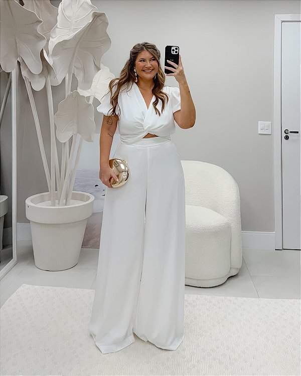 Macacão Pantalona Branco com Recorte e Mangas Bufantes Quality Moda Plus Size Quebela Verão loja