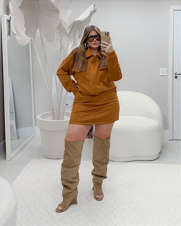Conjunto em Suede com Jaqueta e Saia Caramelo Quality Moda Plus Size dvs Outono Preview