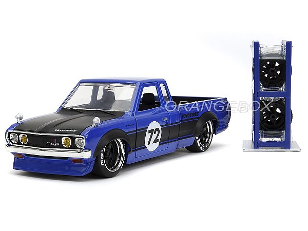Datsun 620 Pick-Up 1972 1:24 Jada Toys + Estante com Rodas
