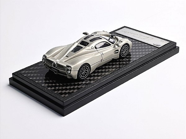 Pagani Utopia Coupe 1:64 LCD Models Dourado