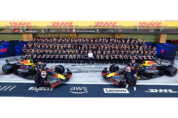 Set Fórmula 1 Oracle Red Bull Racing RB21 M.Verstappen Y.Tsunoda GP Abu Dhabi 2025 1:64 Spark