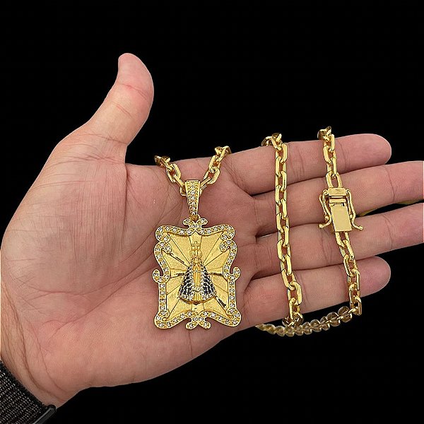 CORRENTE CADEADO( 7mm- 70Cm) + PINGENTE PLACA DETALHADA DE NOSSA SENHORA CRAVEJADA G - FECHO COM MARCAÇÃO 750 - BANHADO A OURO 18K