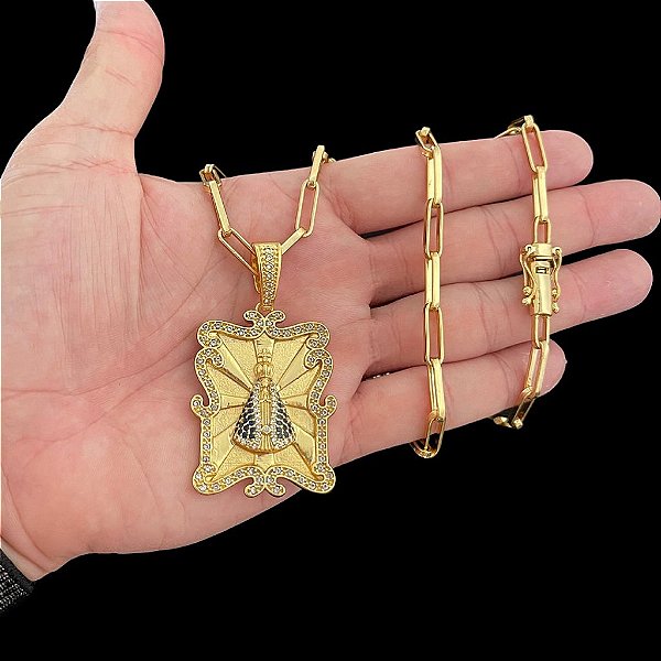 CORRENTE TIJOLINHO  ALONGADO( 5mm- 70Cm) + PINGENTE PLACA NOSSA SENHORA CRAVEJADA EM ZIRCÔNIA  G -  FECHO COM MARCAÇÃO 750 - BANHADO A OURO 18K