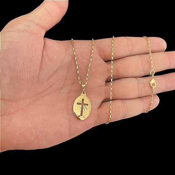 CORRENTE  TIJOLINHO( 1.5MM- 70CM) + PINGENTE MEDALHA COM CRUZ VAZADA - BANHADO A OURO 18K.