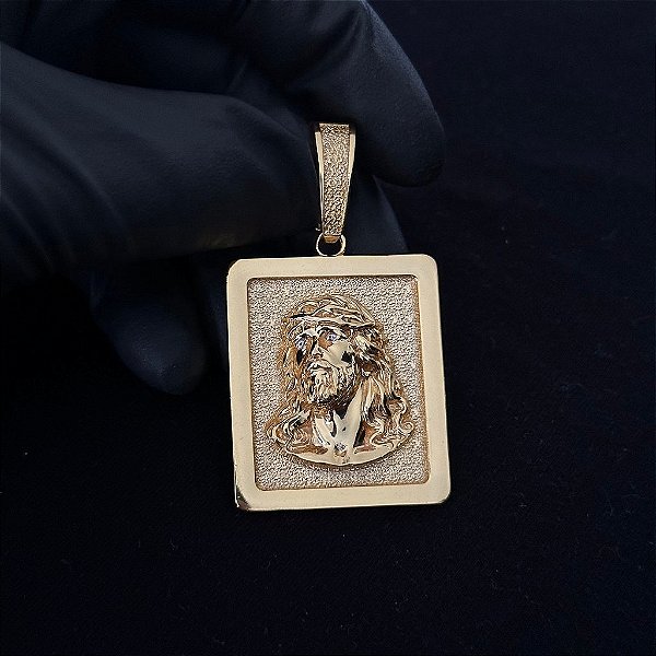 PINGENTE PLACA JESUS COM OLHOS  CRAVEJADOS  ( 12g- 5x3cm)(G)