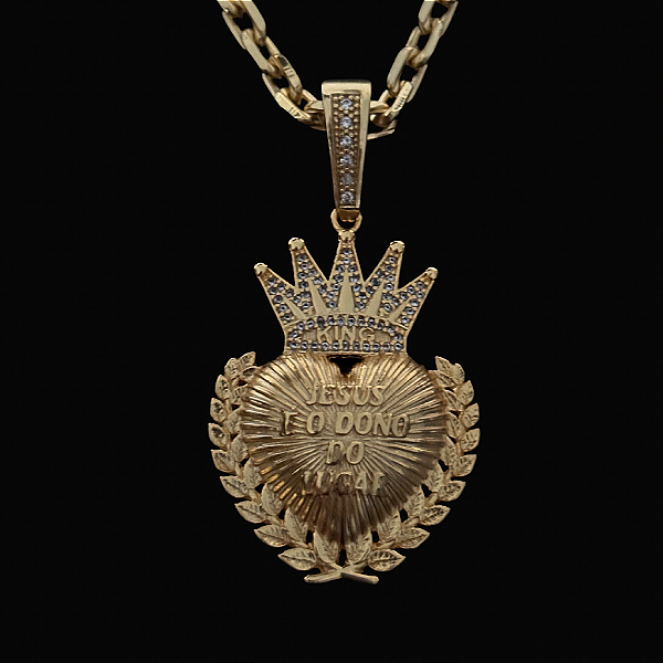 PINGENTE CORAÇÃO JESUS É O DONO DO LUGAR   CRAVEJADO  12g( 4x4cm) (GG) - BANHADO A OURO 18K.
