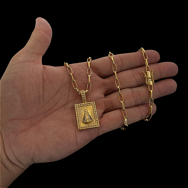 CORRENTE  CARTIE MEIA CANA ( 70cm- 4mm) + PINGENTE PLACA NOSSA SENHORA CRAVEJADA M - FECHO COM MARCAÇÃO 750 - BANHADO A OURO 18K