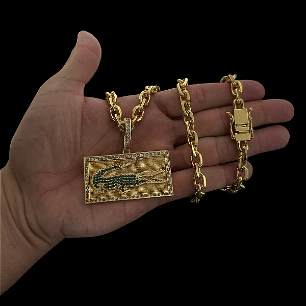 CORRENTE CADEADO ( 70cm- 8mm) + PINGENTE  PLACA LACOSTE CRAVEJADA  G -  FECHO COM MARCAÇÃO 750 - BANHADO A OURO 18K