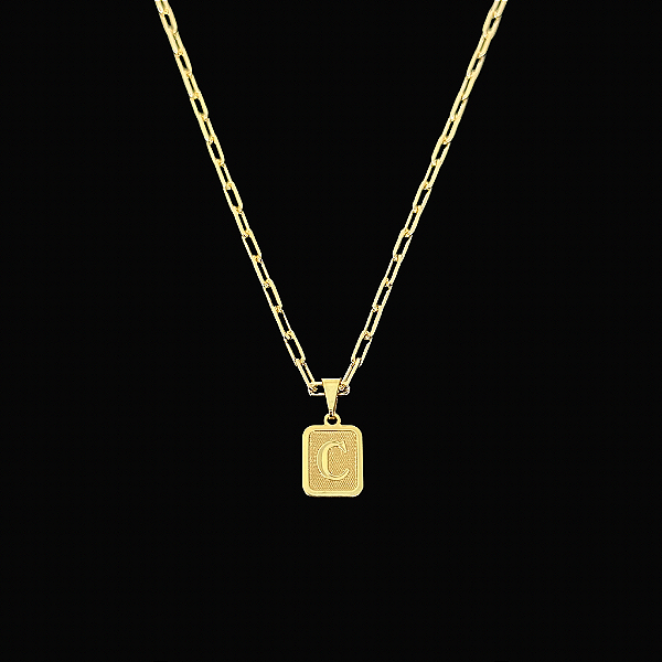 PINGENTE PLACA LETRA C.   Tamanho (PP)( 2g-2x2cm) - BANHO DE OURO 18k