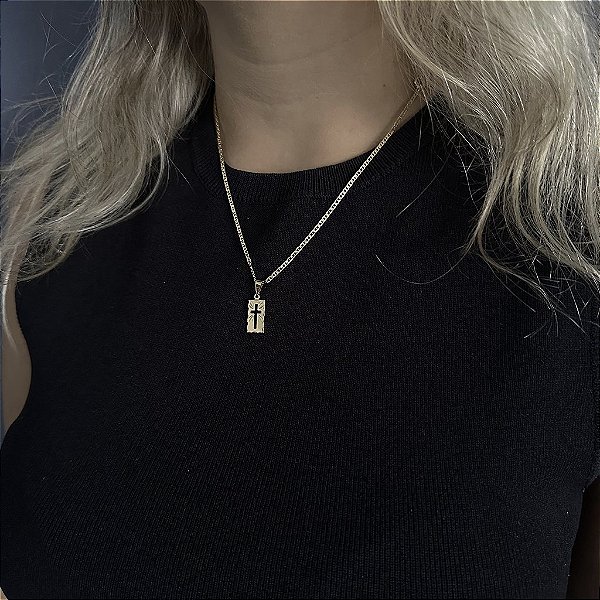 CORRENTE PIASTRINE ( 1.8 mm 50cm FEM ) + PINGENTE PLAQUINHA CRUCIFIXO VAZADO - BANHADO A OURO 18K.