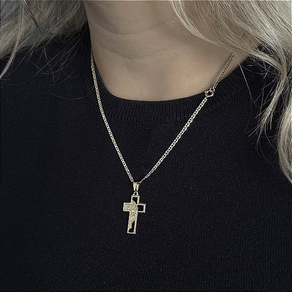 CORRENTE PIASTRINE ( 1.8 mm 50cm FEM ) + PINGENTE CRUCIFIXO VAZADO- BANHADO A OURO 18K.