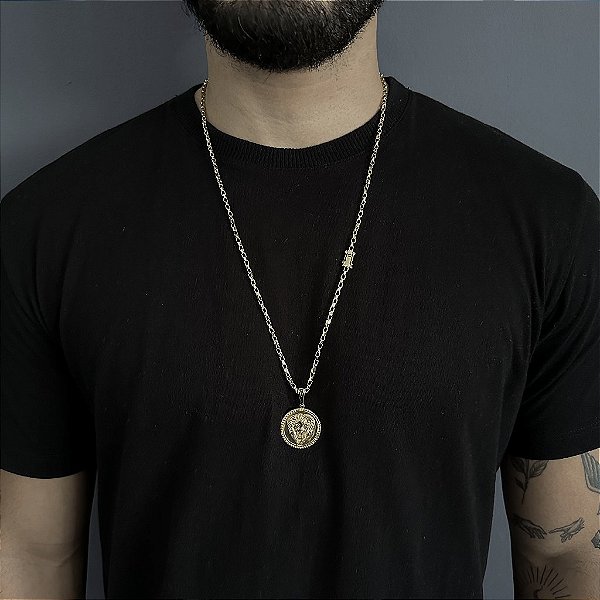 CORRENTE TIJOLINHO FECHO GAVETA ( 2MM- 70CM) + PINGENTE MEDALHA LEÃO - BANHO DE OURO 18k